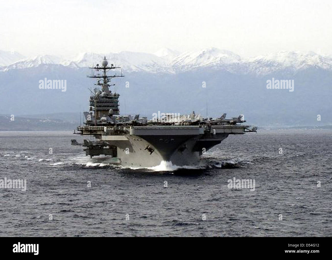 La USS Harry S. Truman (CVN-75) è una portaerei classe Nimitz della Marina degli Stati Uniti, entrata in servizio nel 1998. Funge da elemento chiave della potenza navale degli Stati Uniti, supportando le operazioni aeree e gli schieramenti militari globali. La nave prende il nome dal 33° presidente degli Stati Uniti. Foto Stock