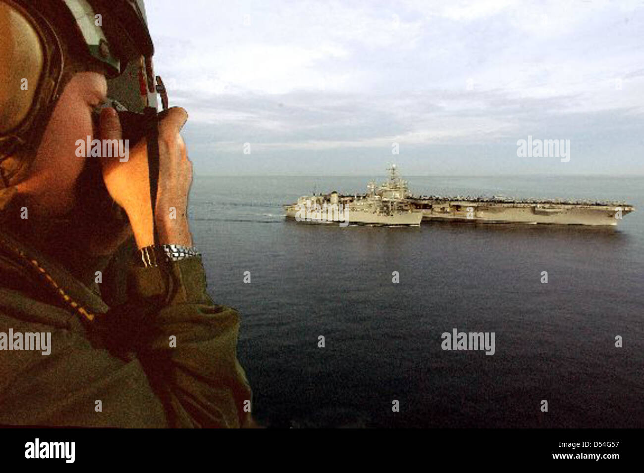 La USS Harry S. Truman (CVN 75), una portaerei di classe Nimitz, è parte integrante delle operazioni della US Navy. Ha sostenuto numerose operazioni militari, tra cui l’OEF, e funge da simbolo della potenza e della prontezza navale. Foto Stock
