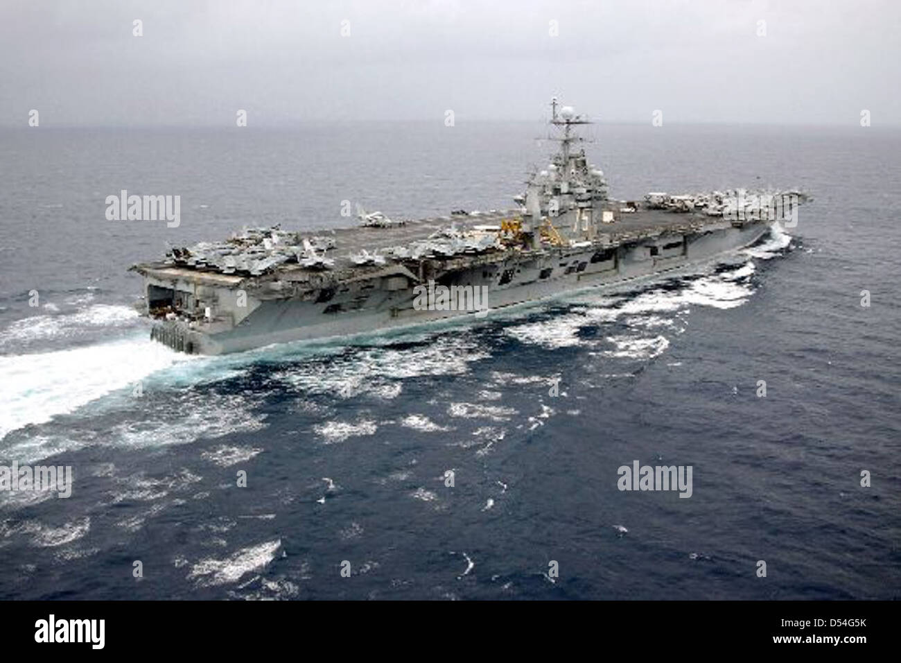 La USS Harry S. Truman (CVN-75) è una portaerei a propulsione nucleare della classe Nimitz della Marina degli Stati Uniti. Ha sostenuto le operazioni militari in tutto il mondo, tra cui l'operazione Enduring Freedom, mostrando il ruolo della nave nelle operazioni aeree e marittime globali. Foto Stock