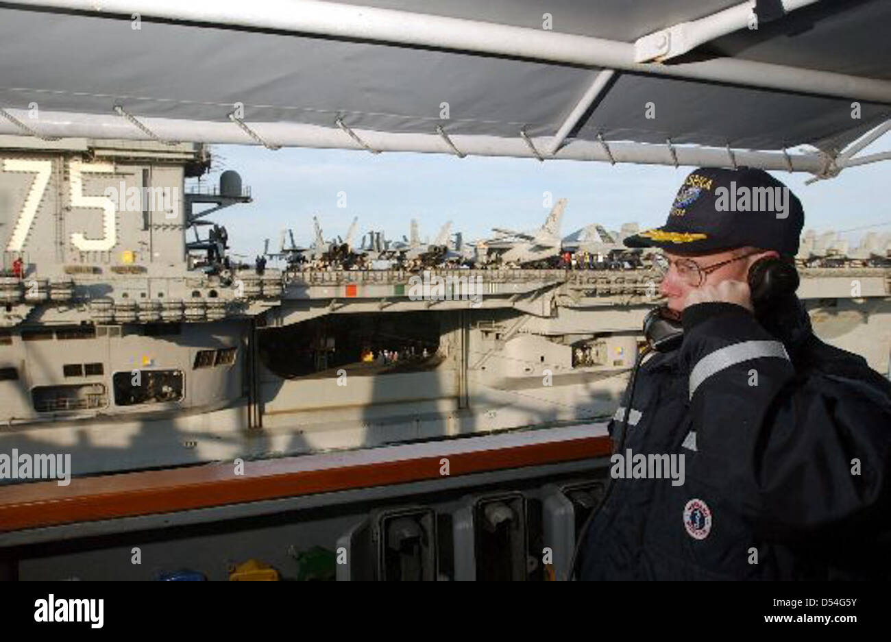 La USS Harry S. Truman (CVN-75) è una portaerei della Marina degli Stati Uniti, che svolge un ruolo cruciale nelle operazioni di aviazione navale. È una delle portaerei della classe Nimitz, che prende il nome dal presidente Harry S. Truman, e ha prestato servizio in numerose campagne militari. Foto Stock