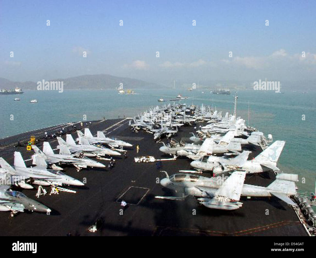 La USS John C. Stennis (CVN-74) è una portaerei di classe Nimitz in servizio con la Marina degli Stati Uniti. È noto per il suo ruolo fondamentale nelle operazioni navali, con una particolare attenzione nel fornire supporto aereo e servire come piattaforma per i caccia e altri aerei. Lo Stennis è stato una parte vitale della flotta della Marina, contribuendo alle missioni di difesa e alle operazioni globali. Foto Stock