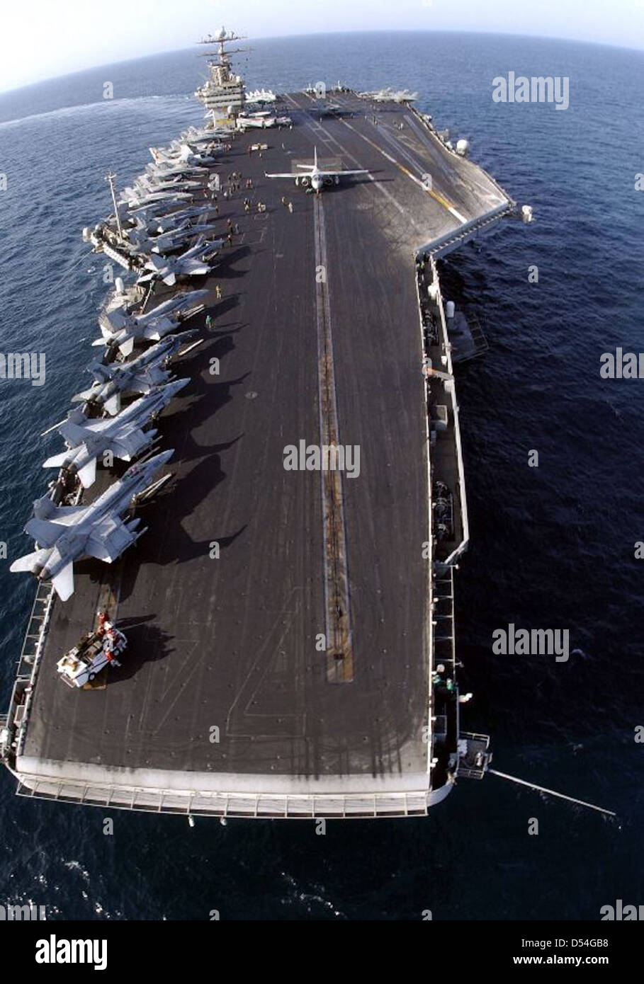 La USS John C. Stennis (CVN-74) è una portaerei classe Nimitz della US Navy, nota per la sua partecipazione a varie operazioni tra cui l'operazione Enduring Freedom. La nave è dotata di un ponte di volo avanzato, in grado di supportare numerosi aeromobili. La portaerei ha svolto un ruolo fondamentale nella storia militare e nelle operazioni navali. Foto Stock