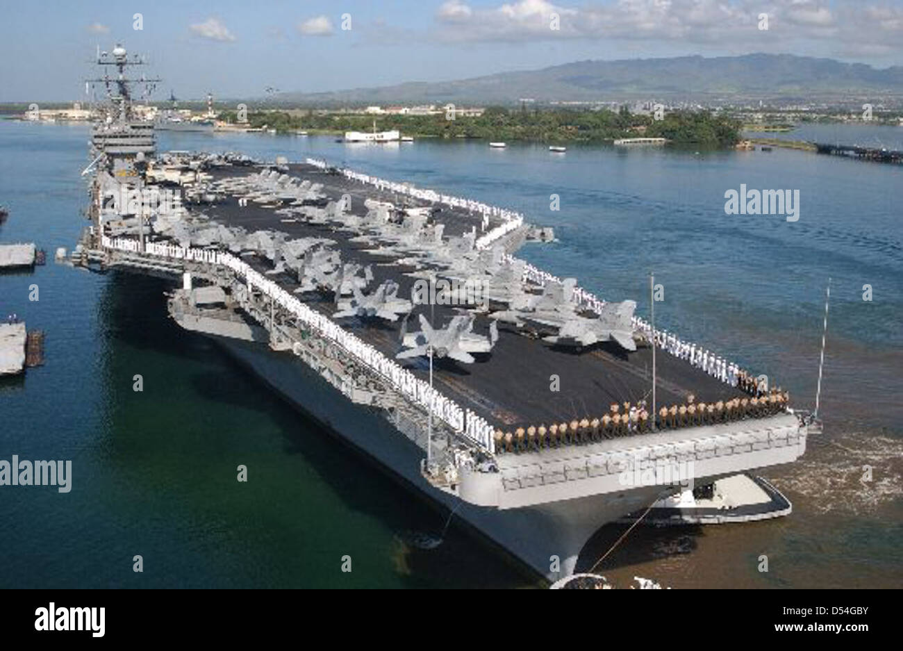 La John C. Stennis (CVN-74) è una portaerei della US Navy, parte della classe Nimitz. La nave svolge un ruolo chiave nell'aviazione militare e nelle operazioni navali. La sua storia include contributi significativi al dominio navale degli Stati Uniti. Foto Stock