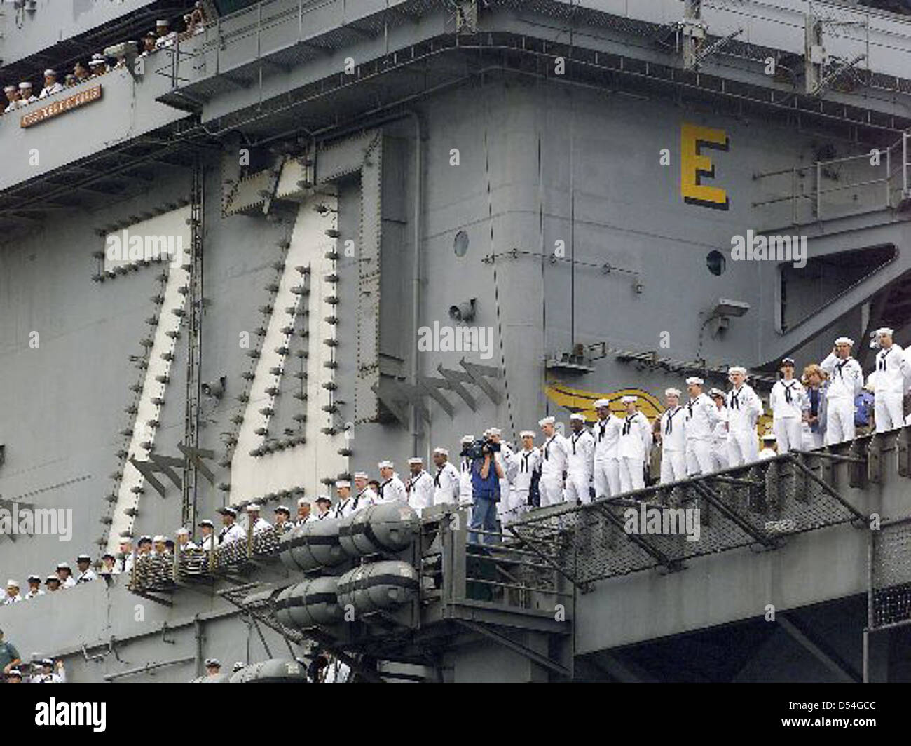 La USS John C. Stennis (CVN-74), una portaerei classe Nimitz, fece il suo ritorno a casa dopo un significativo dispiegamento. I marinai hanno partecipato al tradizionale evento "MAN the Rails" quando la nave è tornata in porto. Foto Stock