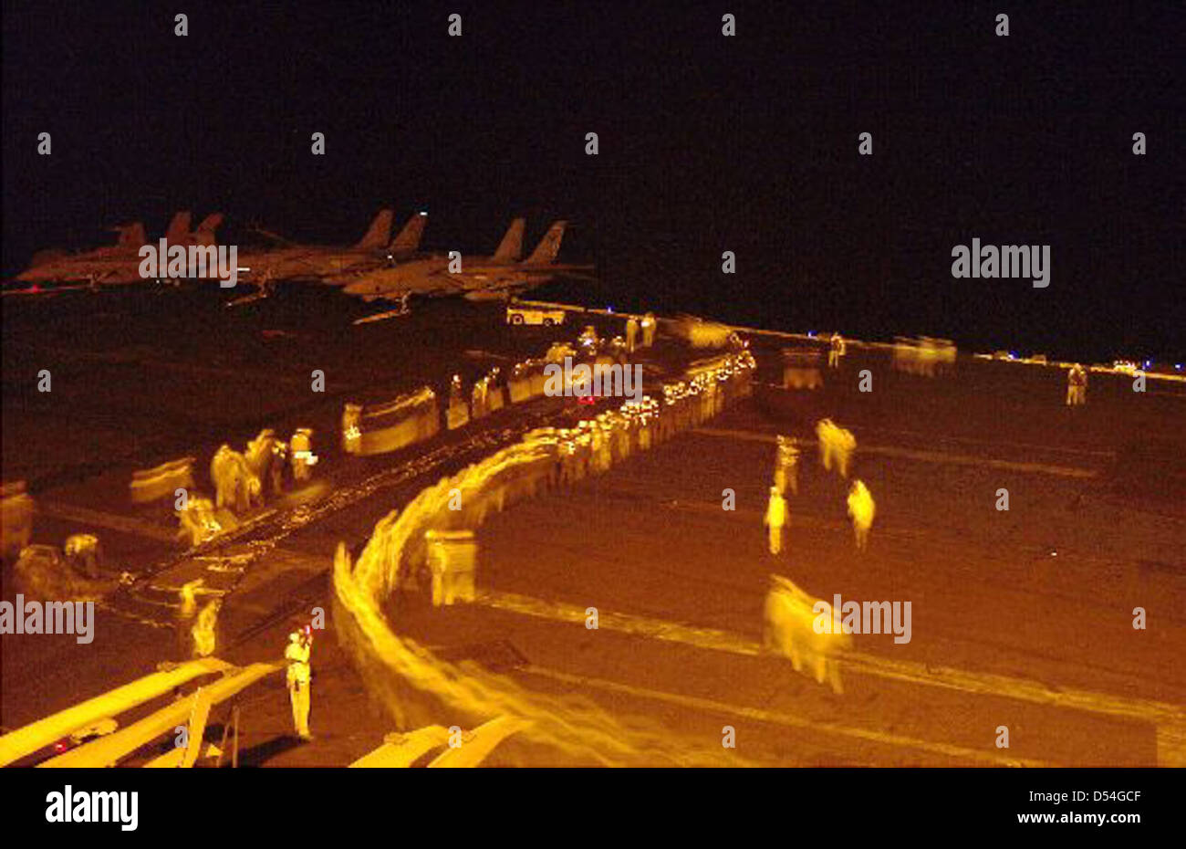 La USS John C. Stennis (CVN 74), una portaerei classe Nimitz, dispone di una cabina di pilotaggio progettata per le operazioni notturne. La nave svolge un ruolo fondamentale nell'aviazione navale e nelle missioni militari, con personale che esegue lanci e atterraggi di aeromobili in condizioni difficili. Foto Stock