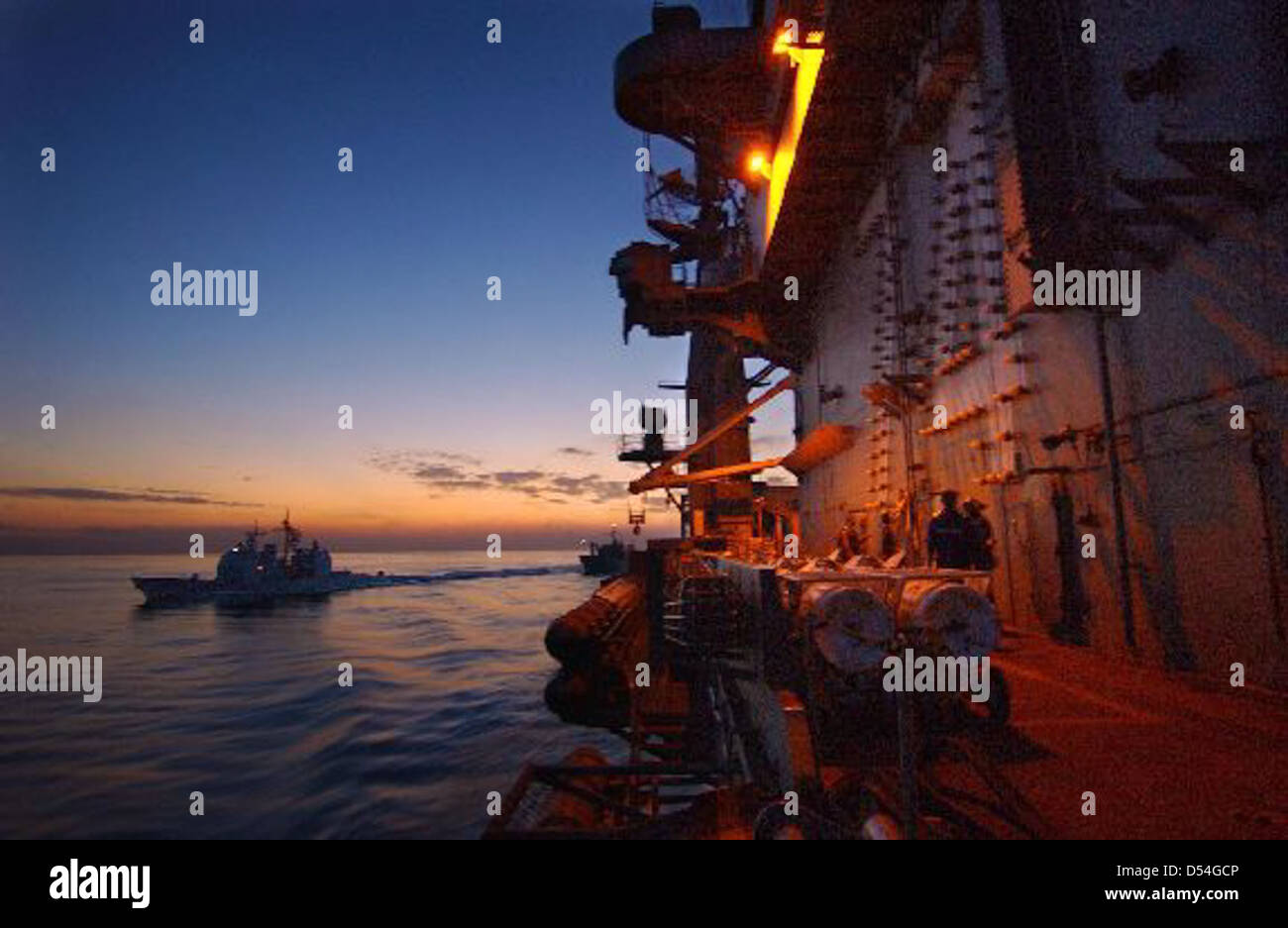La USS John C. Stennis (CVN-74) è una portaerei di classe Nimitz che ha svolto un ruolo significativo nelle operazioni militari. Il suo servizio nella Marina degli Stati Uniti copre vari conflitti, supportando missioni aeree e operazioni navali. Foto Stock