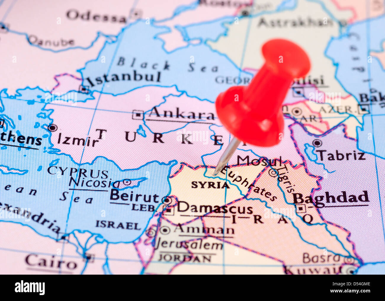 Perno rosso bloccato in una mappa che mostra la Siria Foto Stock