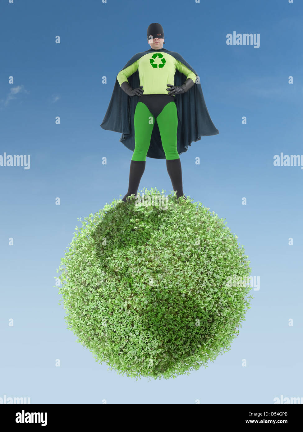 Il supereroe Eco permanente sulla terra verde planet - pulire il concetto di ambiente Foto Stock
