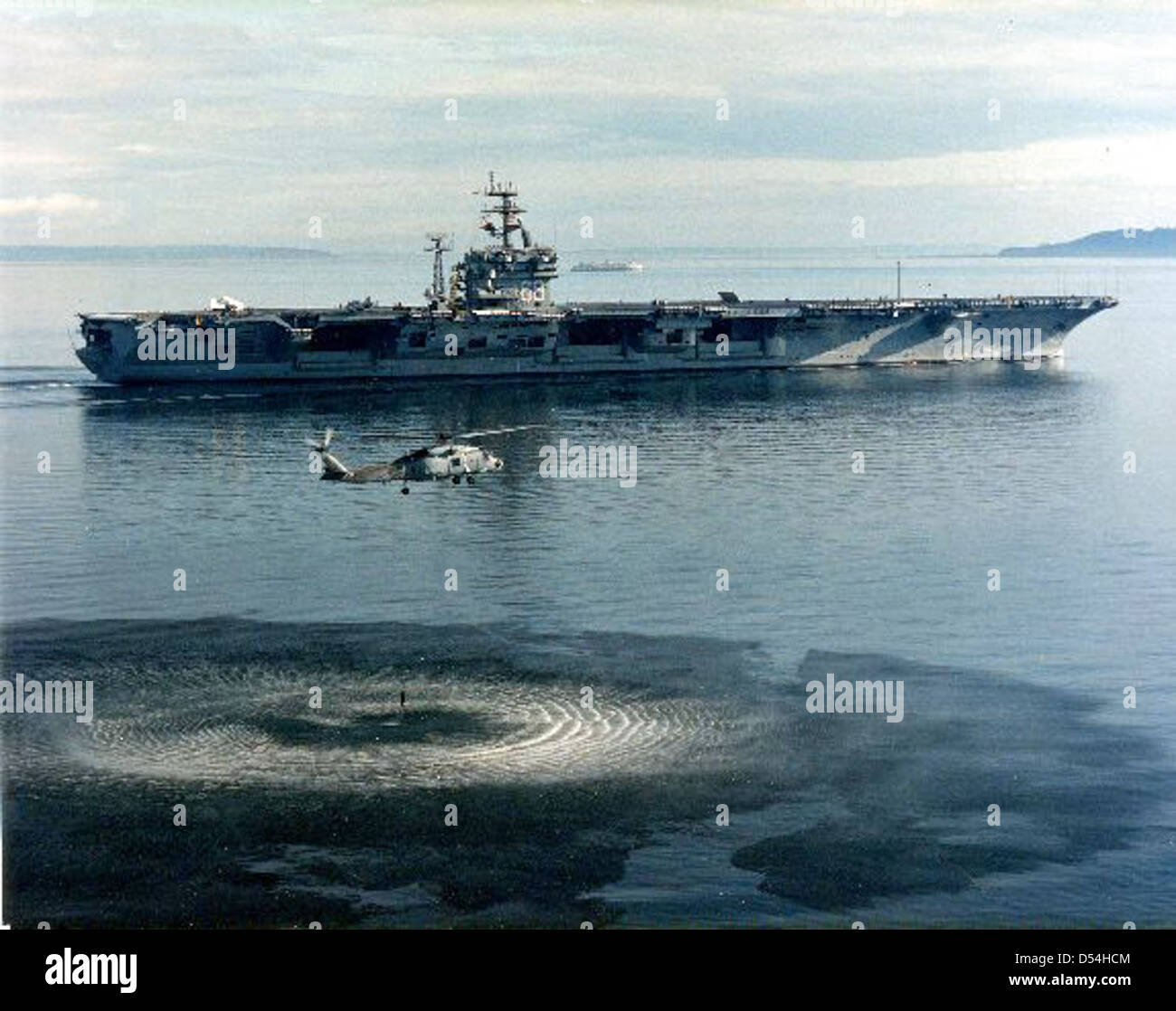 La USS Nimitz (CVN-68), una portaerei a propulsione nucleare, è una pietra miliare della potenza navale degli Stati Uniti. Fungendo da simbolo della potenza militare, la nave svolge un ruolo chiave nell'aviazione navale e nelle operazioni di sicurezza globale. Foto Stock