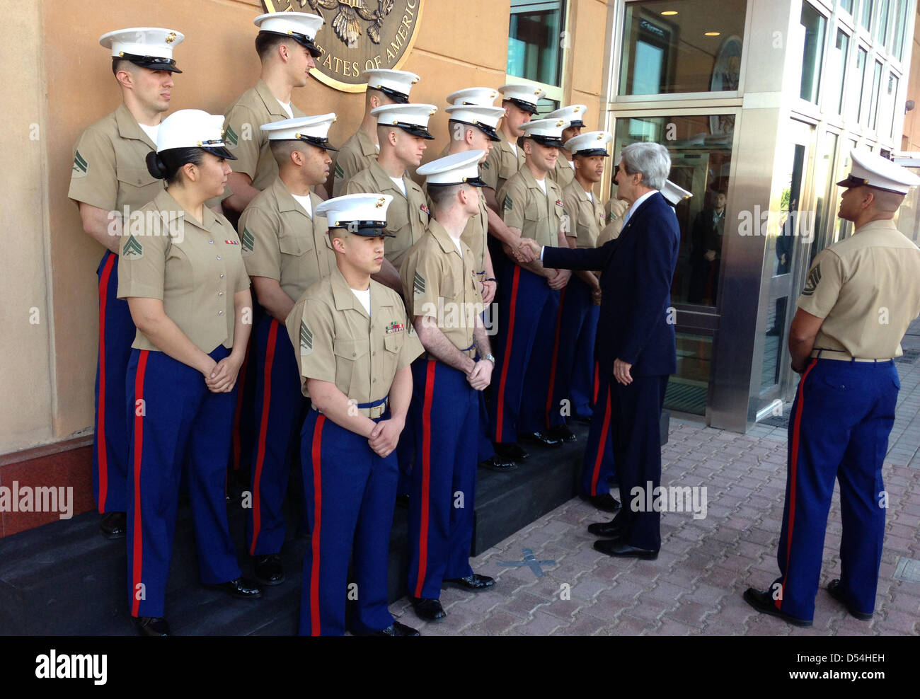 Il Segretario di Stato americano John Kerry parla per la protezione marina presso l'Ambasciata USA Marzo 24, 2013 a Baghdad, Iraq. Foto Stock
