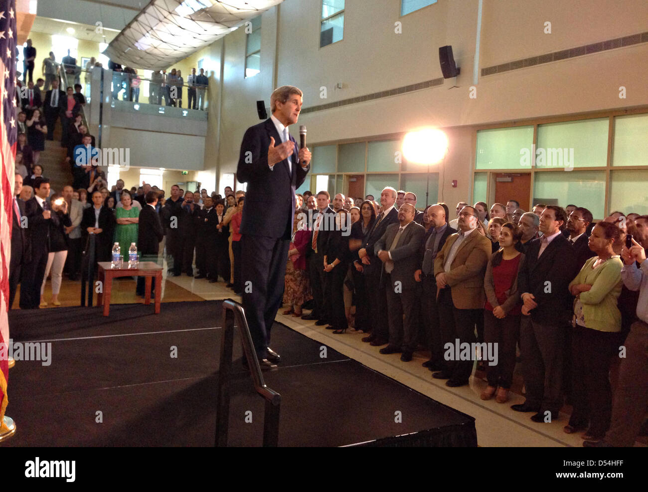 Il Segretario di Stato americano John Kerry parla per il personale dell'Ambasciata USA Marzo 24, 2013 a Baghdad, Iraq. Foto Stock