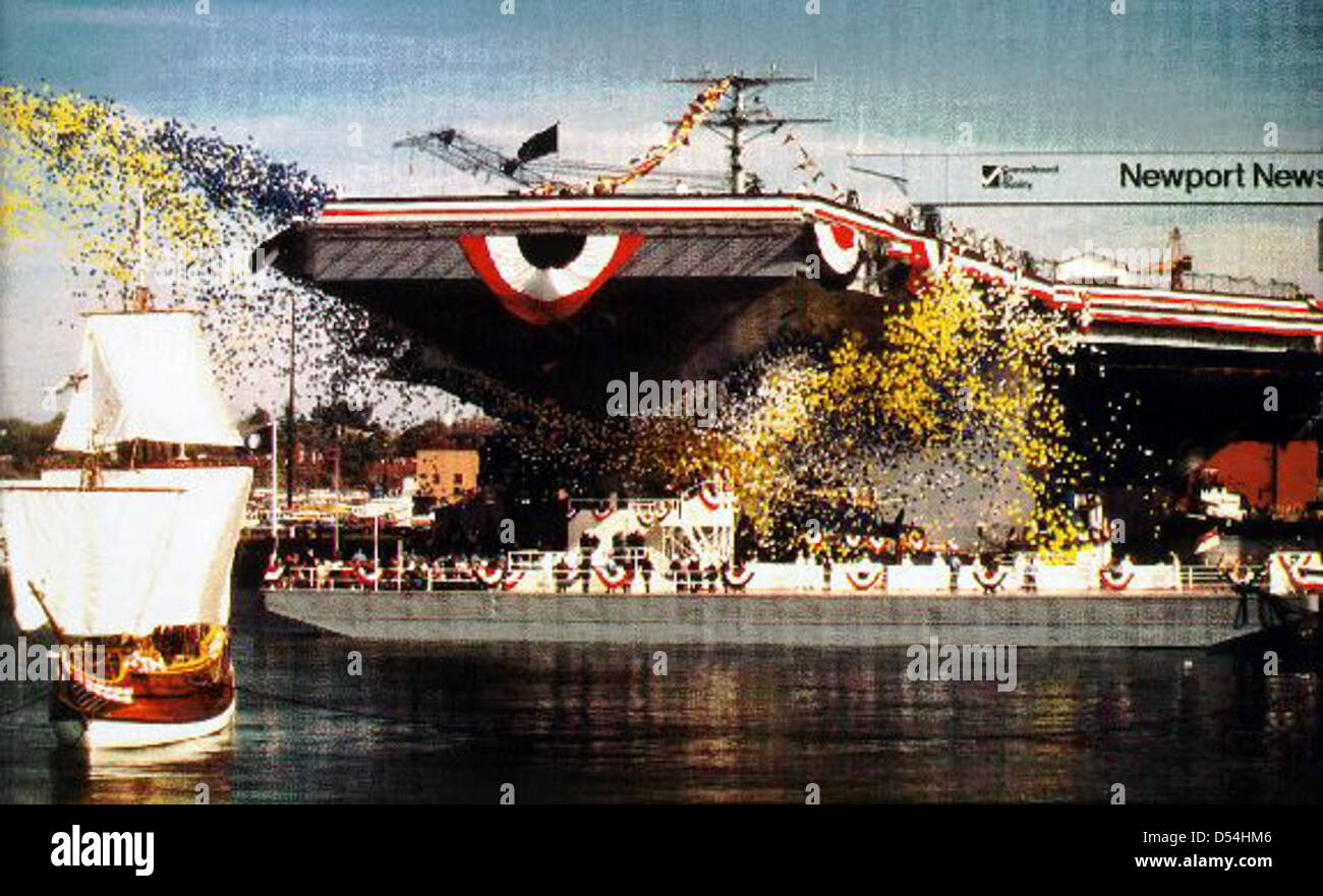 La portaerei USS Ronald Reagan (CVN 76), una risorsa fondamentale nella storia militare degli Stati Uniti, rappresenta un simbolo di forza e capacità navali. La storia operativa del vettore comprende numerose missioni in tutto il mondo. Foto Stock