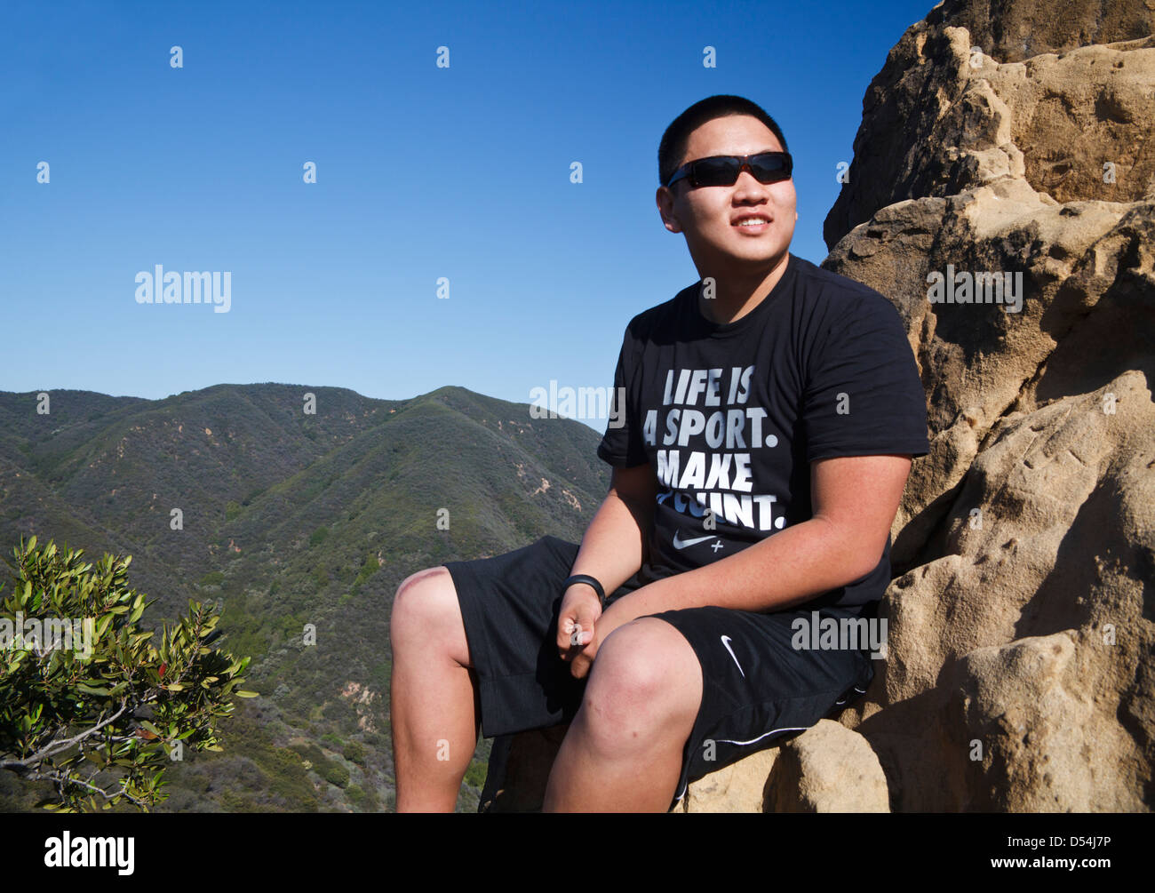 Escursionista si rilassa sulla formazione di roccia dal cranio roccia sopra il Temescal Ridge Trail in Santa Monica Mountains Foto Stock