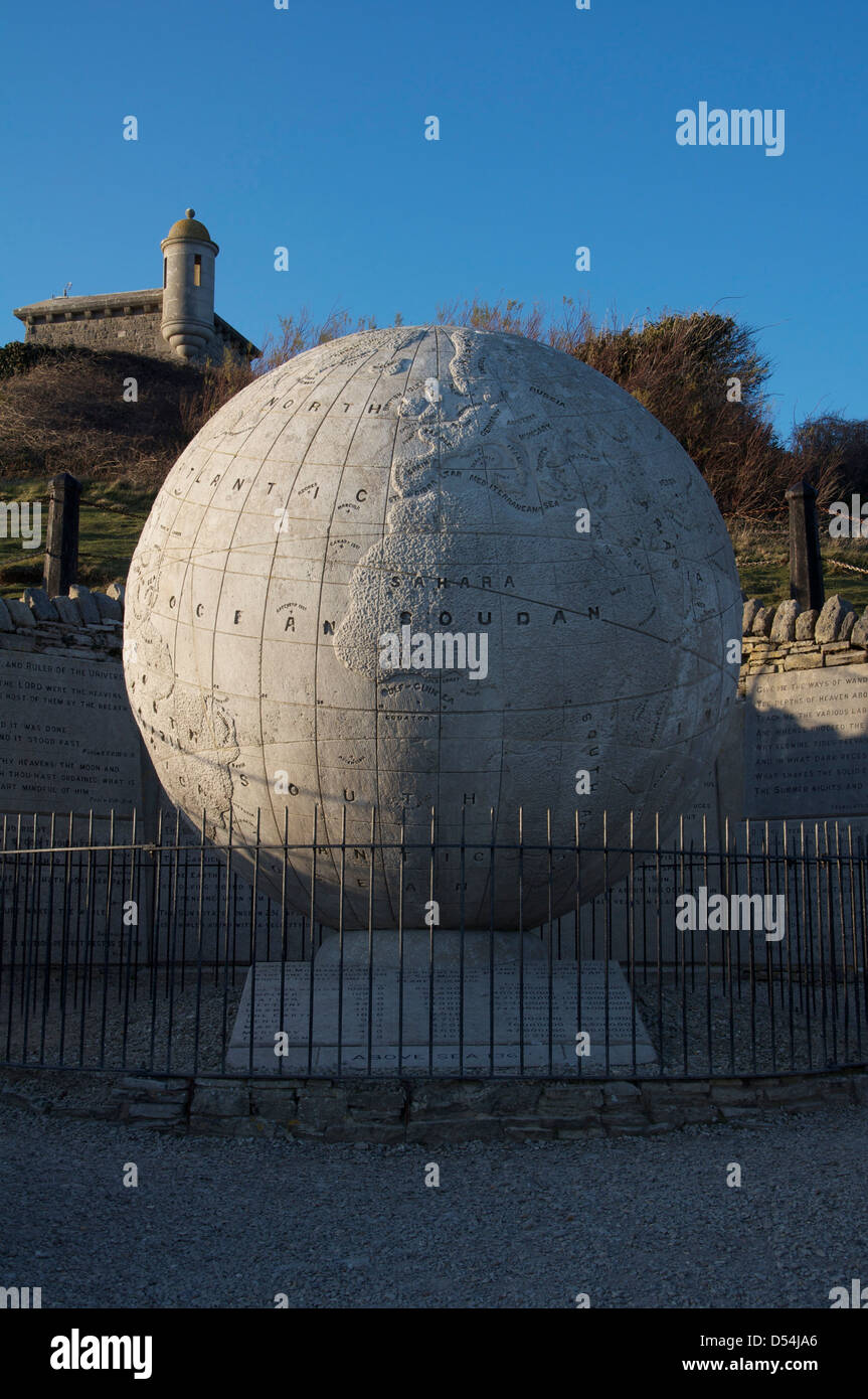 Il grande globo a testa Durlston vicino a Swanage nel Dorset. Costruito in pietra di Portland nel 1887 pesa 40 tonnellate. Isola di Purbeck, Inghilterra, Regno Unito. Foto Stock
