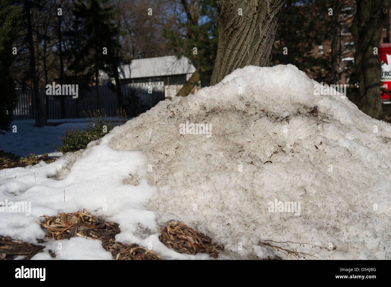 Un mucchio di sporco, neve vecchia si siede da strada. Foto Stock