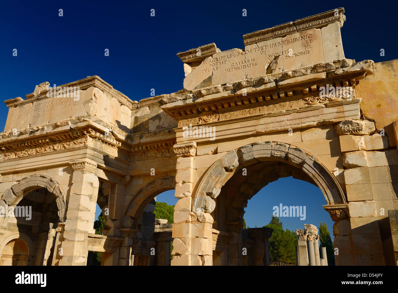Porte ad arco di schiavi liberati e Mazaeus Mithridates al Tetrogonos Agora di Efeso in Turchia con cielo blu chiaro Foto Stock