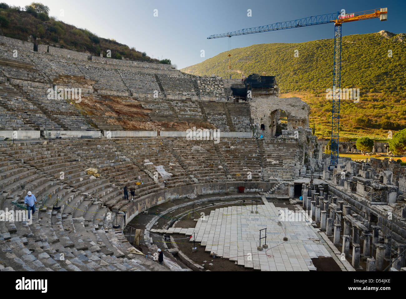 I lavori di ricostruzione presso l'antica Efeso Grand Theatre sul Monte  Panayir con montatura Babul in sun la Turchia Foto stock - Alamy