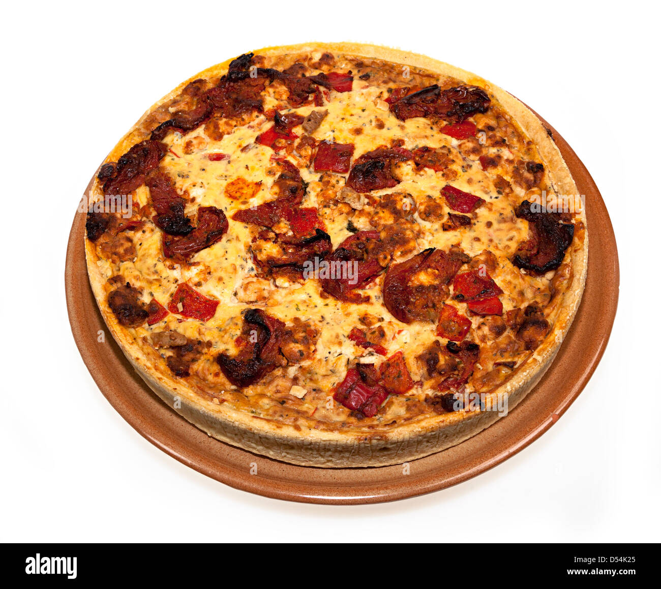 Quiche fatta con formaggio di capra e pomodori secchi su sfondo bianco Foto Stock