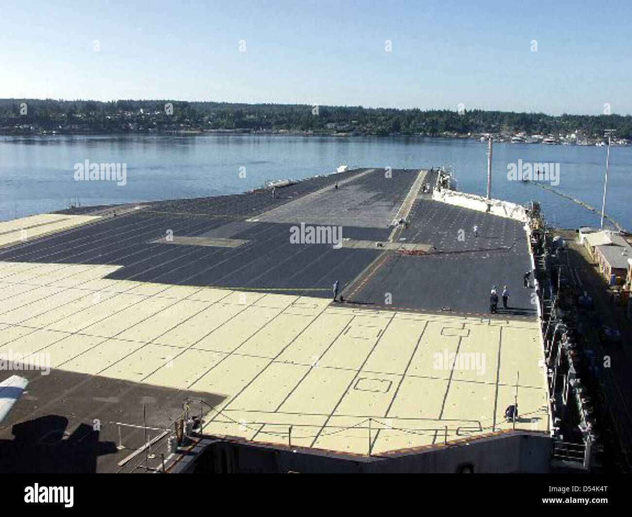 La USS Carl Vinson (CVN-70), una portaerei di classe Nimitz, è una risorsa cruciale per la Marina degli Stati Uniti. La cabina di pilotaggio non antiscivolo della nave fornisce un ambiente sicuro per le operazioni degli aeromobili. La portaerei venne sottoposta a manutenzione presso il cantiere navale di Puget Sound. Foto Stock