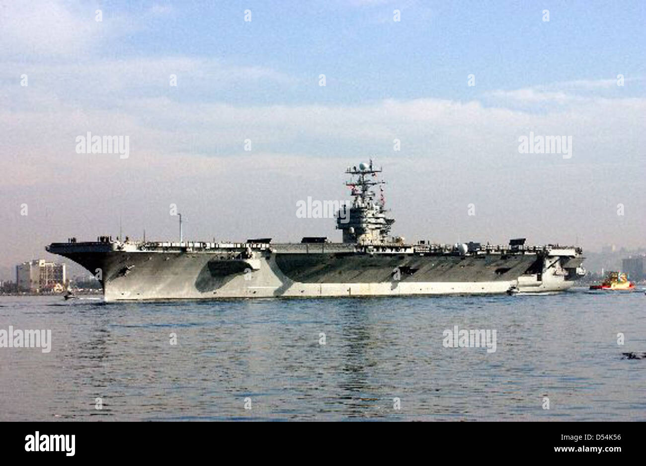La USS Vinson (CVN-70) è una portaerei di classe Nimitz con sede a Bremerton, Washington. La portaerei è una risorsa chiave per la proiezione di potenza della Marina degli Stati Uniti, in grado di supportare operazioni aeree ed esercitazioni navali estese. Foto Stock