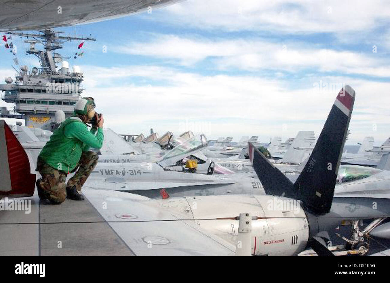La USS Carl Vinson (CVN-70), una portaerei della Marina degli Stati Uniti, svolse un ruolo fondamentale in numerose operazioni militari. In qualità di portaerei classe Nimitz, forniva potenza aerea strategica alla Marina, supportando missioni chiave in tutto il mondo. Foto Stock