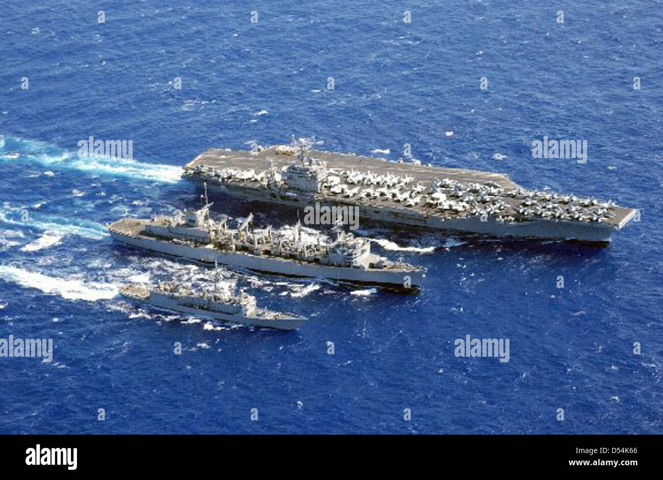 La USS Carl Vinson (CVN 70) è una portaerei classe Nimitz della Marina degli Stati Uniti. Ha una lunga storia di servizio, comprese operazioni insieme ad altre navi come la USS Ingraham (FFG 61) e la USS Sacramento (AOE 1). La nave svolge un ruolo vitale nelle operazioni militari globali, fornendo una potente piattaforma per l'aviazione navale e le capacità di difesa. Foto Stock