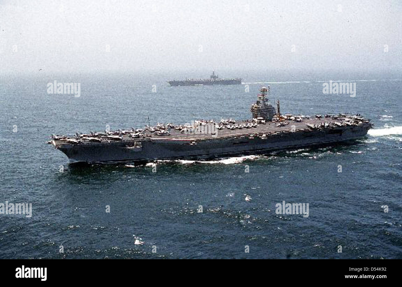 La USS Dwight D. Eisenhower (CVN-69) è una portaerei a propulsione nucleare di classe Nimitz della Marina degli Stati Uniti. Ha svolto un ruolo cruciale in più operazioni navali, tra cui dispiegamenti nell'Oceano Indiano, sostenendo le operazioni aeree e marittime durante il suo servizio. Foto Stock