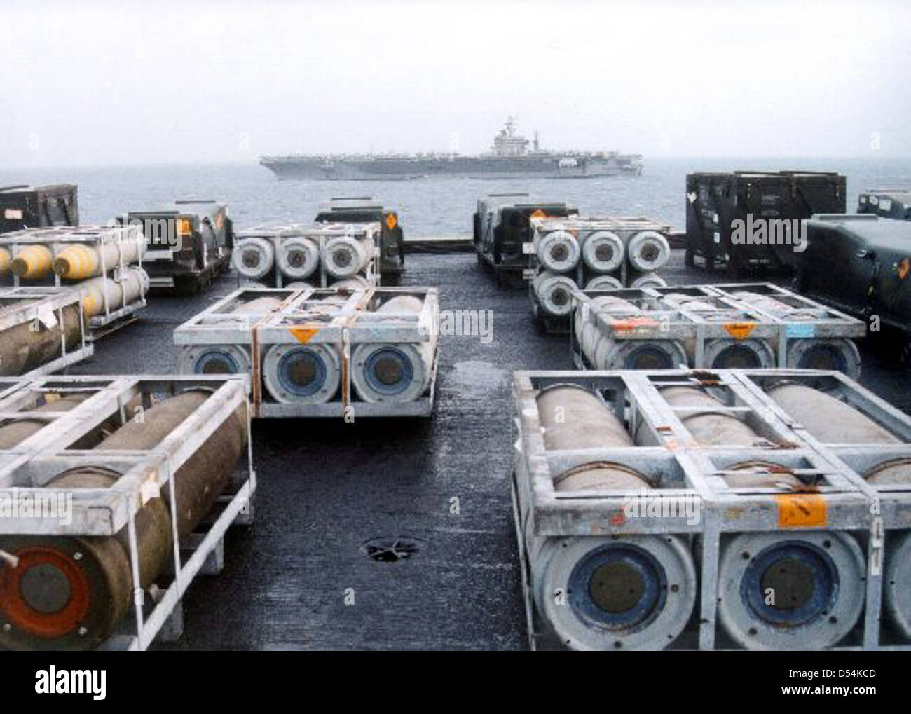 La USS George Washington (CVN-73) è una portaerei di classe Nimitz che ha servito nel Mar Arabico durante l'operazione Enduring Freedom (OEF). La portaerei era una componente chiave nelle operazioni militari statunitensi nella regione, contribuendo alla superiorità aerea e alla difesa navale. Foto Stock