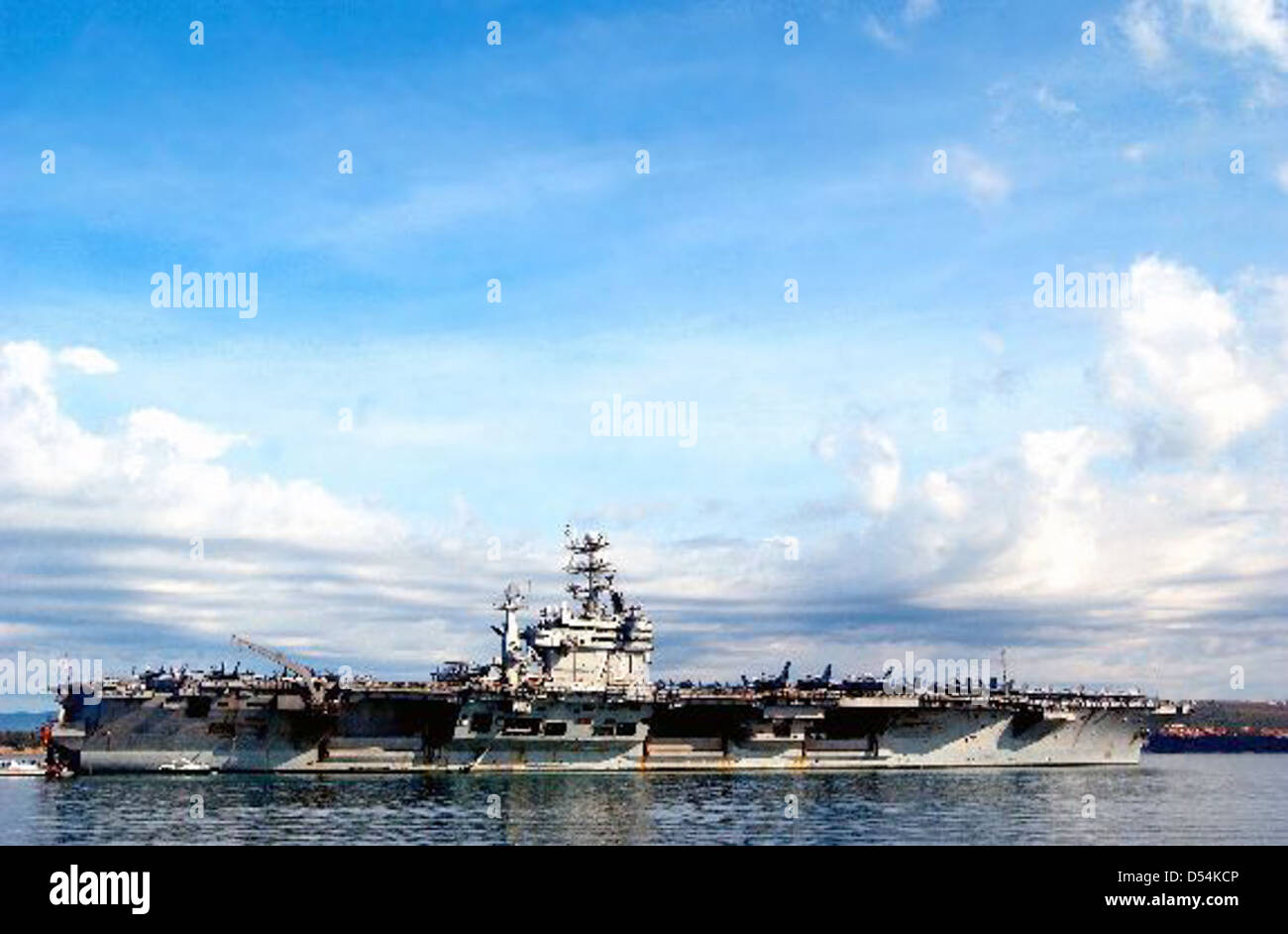 La USS George Washington (CVN-73), una portaerei di classe Nimitz, serve nel Mar Mediterraneo a sostegno dell'operazione Enduring Freedom (OEF) e dell'operazione Southern Watch. È una risorsa chiave nella presenza militare degli Stati Uniti e nella proiezione di potenza. Foto Stock