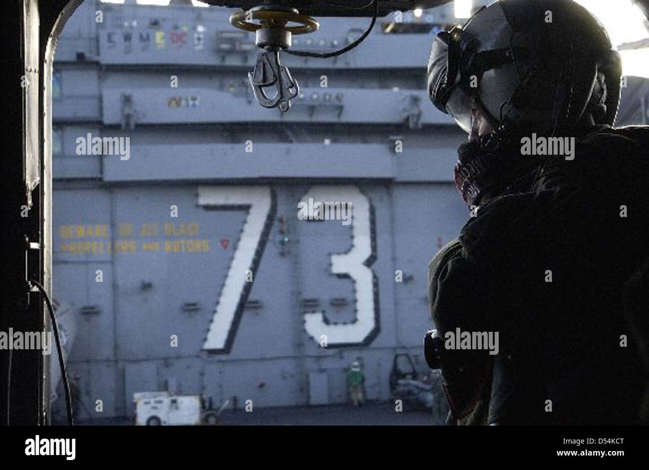 La USS George Washington (CVN-73) è una portaerei di classe Nimitz dotata di un ponte di volo per aerei militari. Gli elicotteri AirCrewman e MH-53E forniscono un supporto cruciale per le missioni navali. Foto Stock