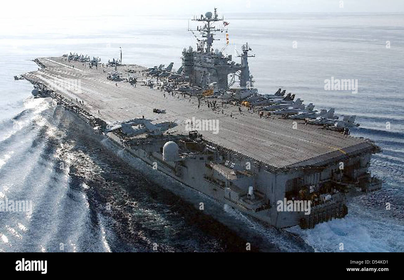 La USS George Washington (CVN 73), una portaerei di classe Nimitz, opera in operazioni militari e ospita aeromobili sul suo ponte di volo. La nave ha sostenuto varie missioni, tra cui le operazioni Enduring Freedom e Southern Watch. Foto Stock