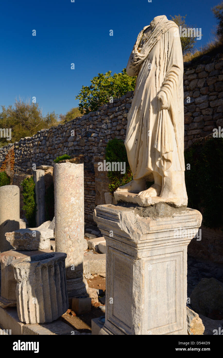 Statua di marmo sul piedistallo alle rovine sulla strada Curetes dell antica città di Efeso in Turchia Foto Stock