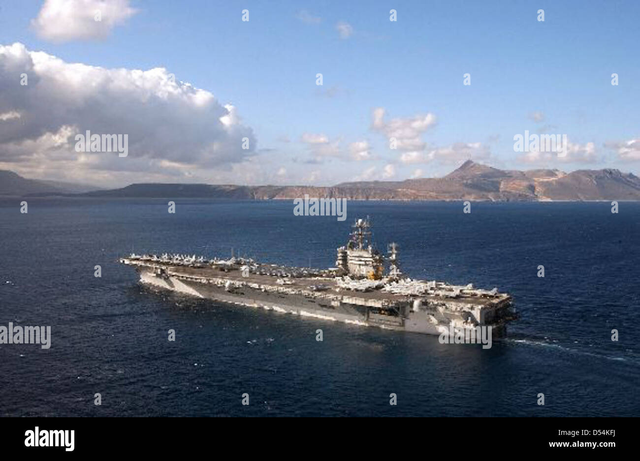 La USS Harry S. Truman (CVN-75), una portaerei classe Nimitz, era di stanza a Souda Bay, Creta, in Grecia. Questa portaerei è una pietra angolare delle capacità di proiezione di potenza della Marina degli Stati Uniti ed è cruciale per le operazioni navali nel Mediterraneo e oltre. Foto Stock
