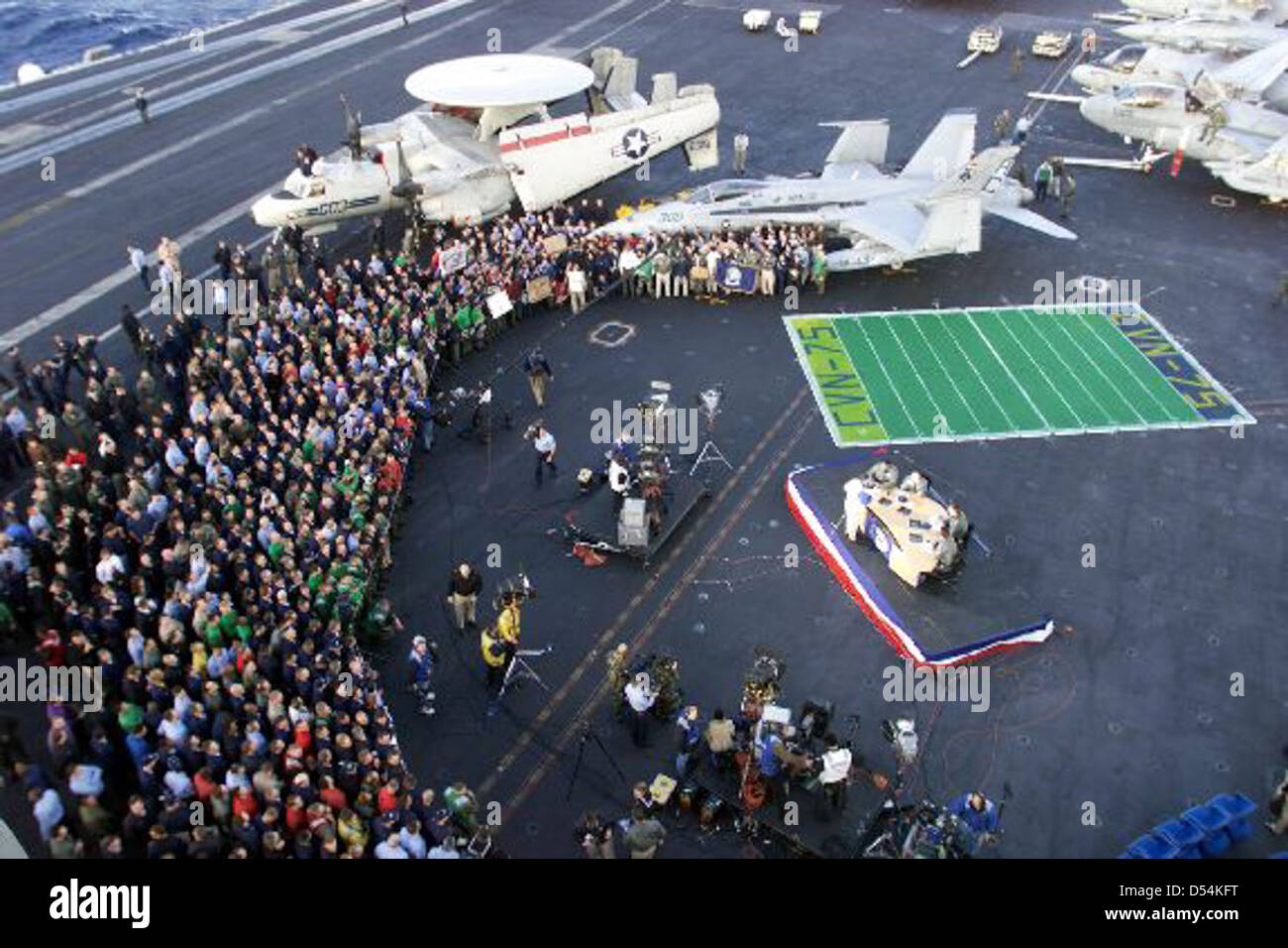 La USS Harry S. Truman (CVN-75) è una portaerei di classe Nimitz che opera nel Golfo Arabico. Serve come risorsa cruciale per sostenere le operazioni militari statunitensi nella regione, ospitando una vasta gamma di aerei e missioni, comprese le operazioni con il sistema di allarme rapido Hawkeye. Foto Stock