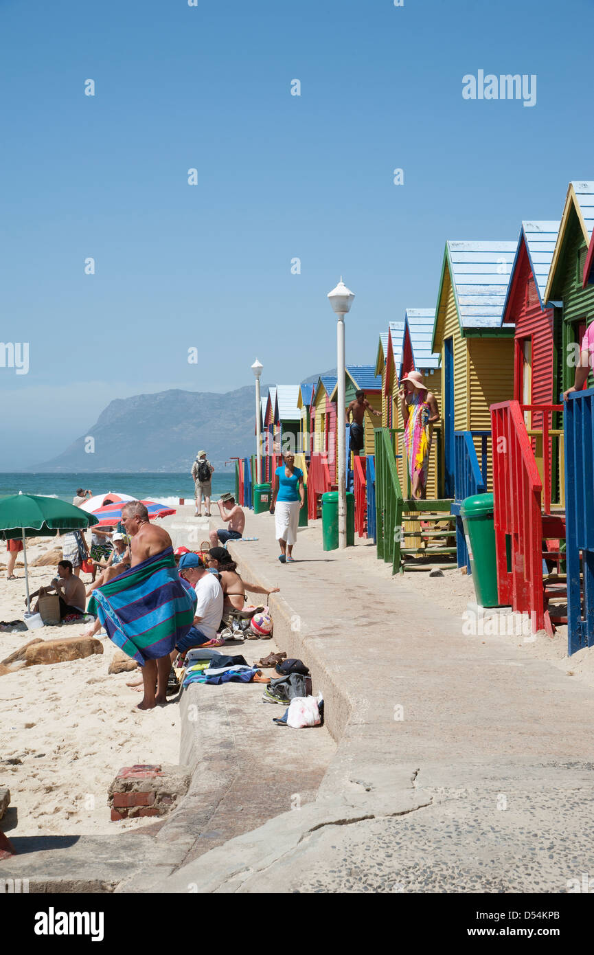 Pittoresca spiaggia di capanne e vacanzieri presso il St James vicino a Città del Capo in Sud Africa Foto Stock
