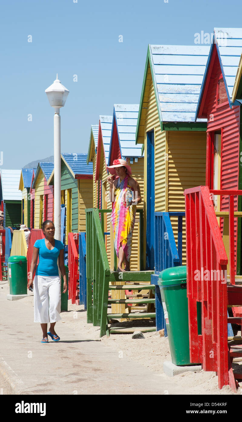 Pittoresca spiaggia di capanne e vacanzieri presso il St James vicino a Città del Capo in Sud Africa Foto Stock