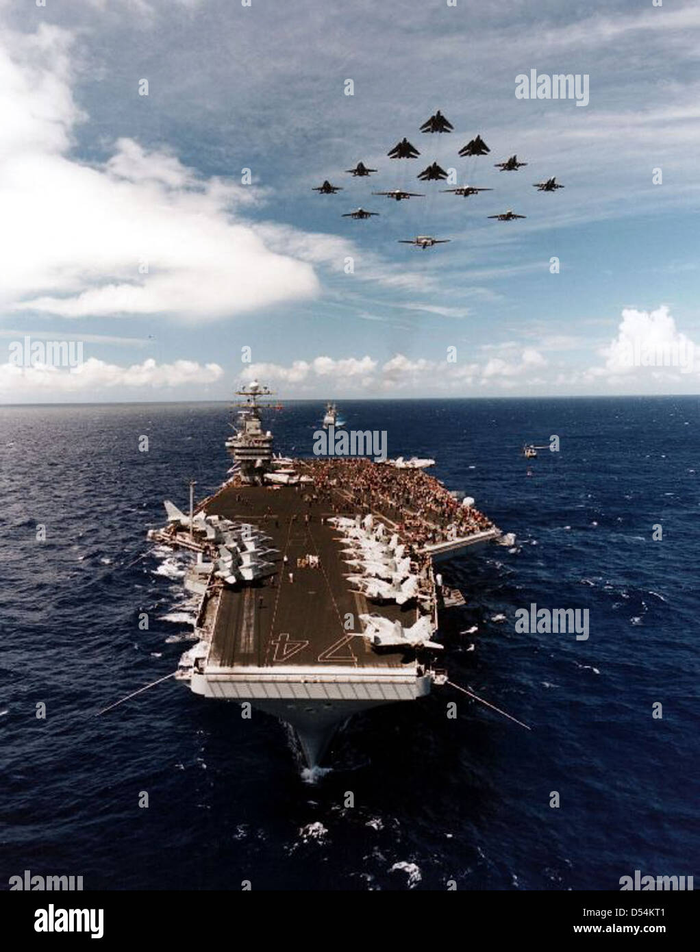 La USS John C. Stennis (CVN 74) è una portaerei di classe Nimitz della US Navy, che prende il nome dal senatore John C. Stennis. Funge da piattaforma vitale per le operazioni aeree e la proiezione di potenza in tutto il mondo, contribuendo alla preparazione militare e alla sicurezza nazionale. Foto Stock