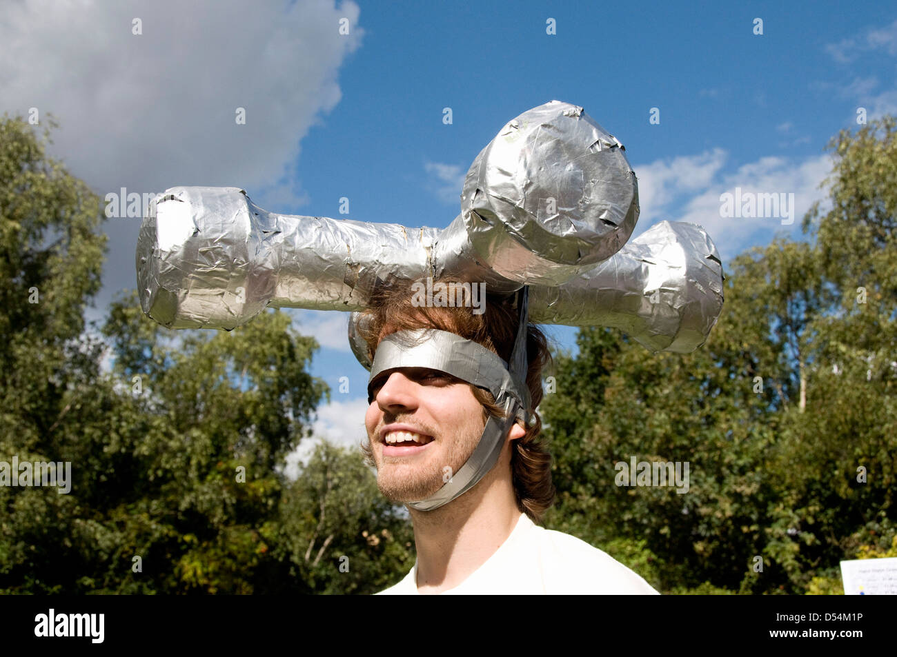 L'uomo con il modello di rubinetto di acqua sulla sua testa come parte di un display per incoraggiare il consumo di acqua di rubinetto Foto Stock
