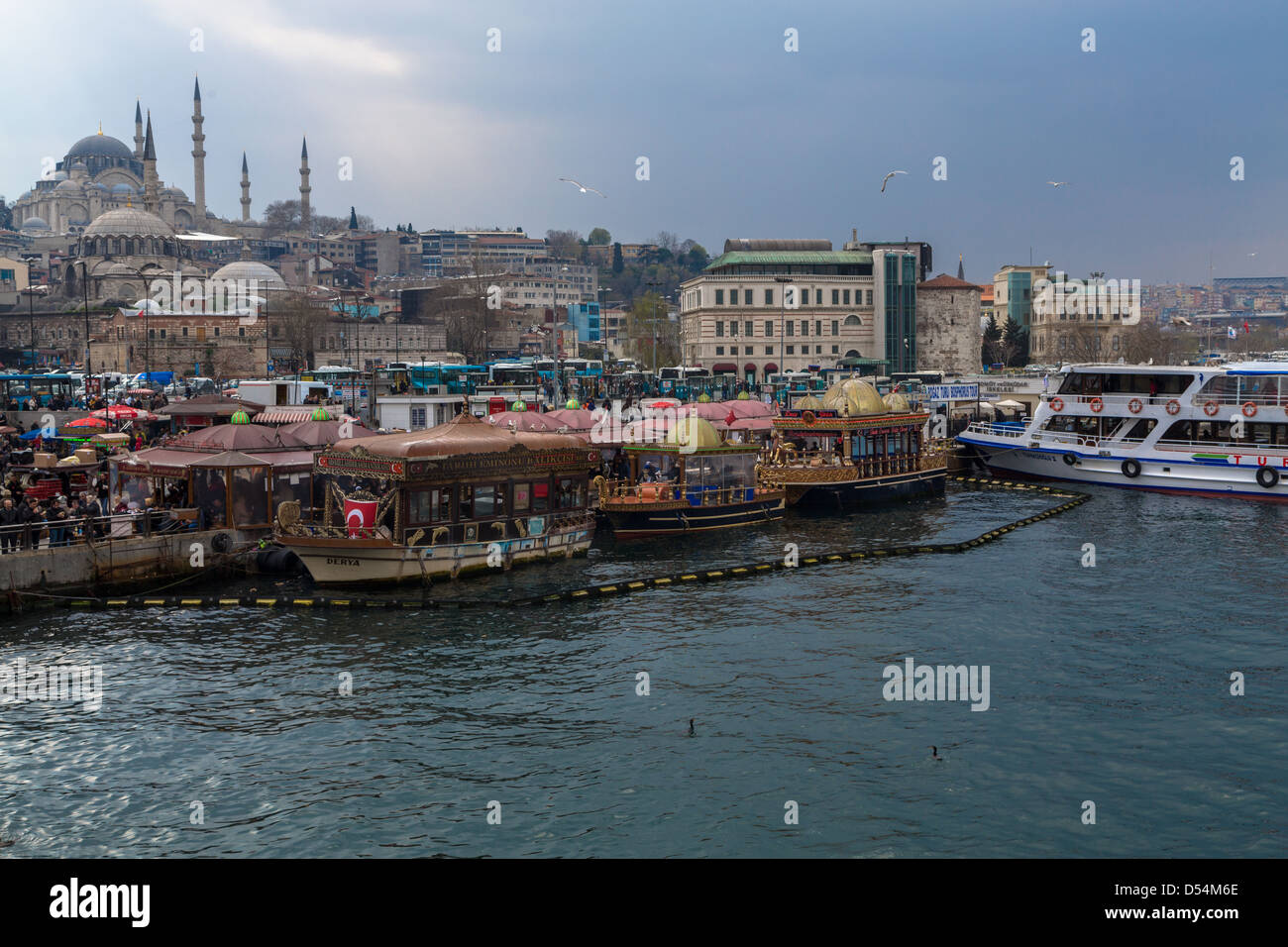 Barche vendita del pesce sandwich al molo Eminou, Istanbul, Turchia Foto Stock