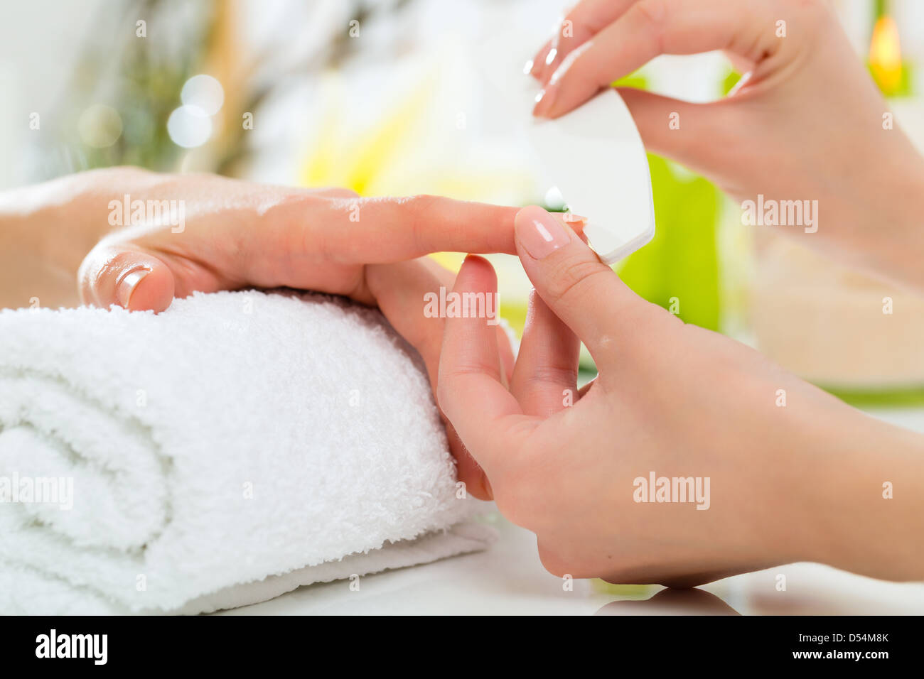 La donna in una manicure ricevendo una manicure da una estetista Foto Stock