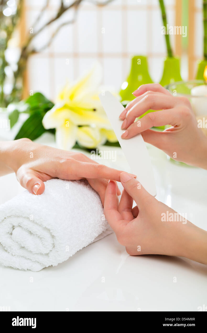 La donna in una manicure ricevendo una manicure da una estetista Foto Stock