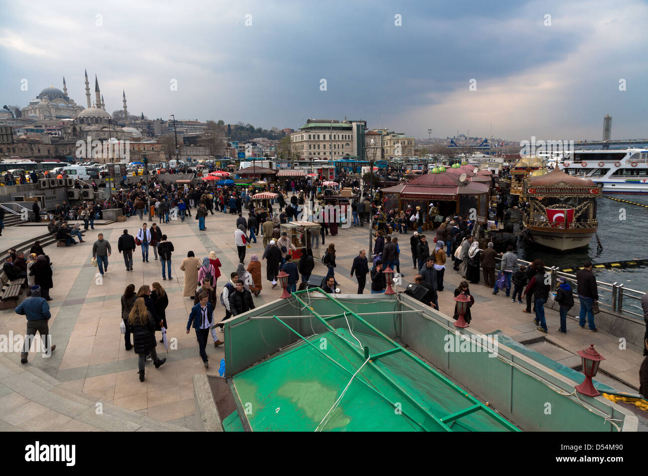 Il molo Eminonu, con molte barche vendita del pesce, Istanbul, Turchia Foto Stock