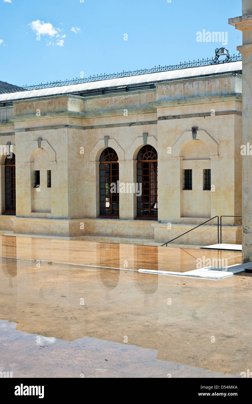 Piscine riflettenti in ingresso al Centro per le Arti a San Agustin Etla attraverso il retro del convertito vecchio mulino tessile Oaxaca Messico Foto Stock