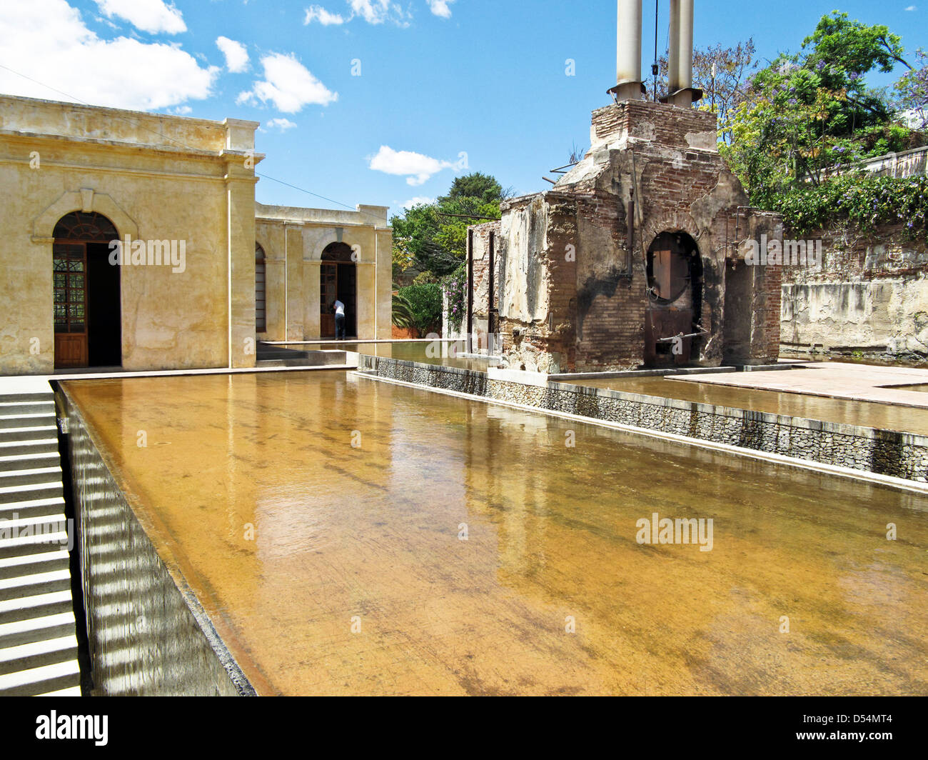 Sottili livelli discendente di piscine riflettenti & muro d'acqua a scalinata che conduce all ingresso del Centro delle Arti San Agustin Etla Messico Foto Stock