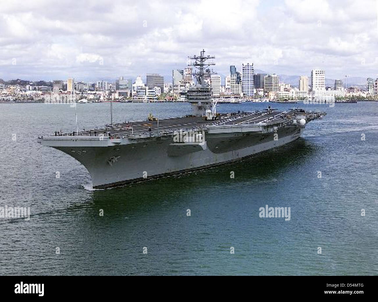 La USS Nimitz (CVN-68), una portaerei della Marina degli Stati Uniti, ha svolto un ruolo fondamentale nelle operazioni militari. La sua storia include numerose implementazioni e contributi alla sicurezza globale, rendendola una delle navi più significative della flotta. La portaerei ha sede in California e continua a servire come pietra angolare della potenza navale. Foto Stock