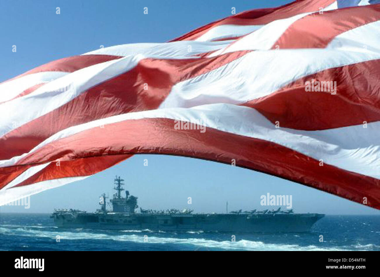 La portaerei USS Nimitz (CVN-68), un'importante nave della Marina degli Stati Uniti, gioca un ruolo significativo nella storia militare con il suo servizio in molteplici operazioni navali e missioni di difesa. Foto Stock