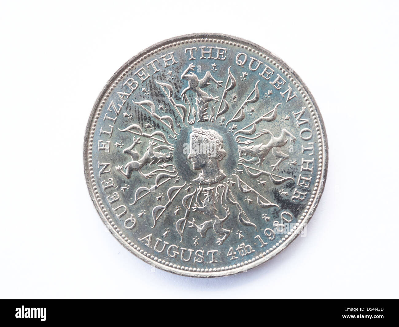 Retro di una moneta commemorativa rilasciati il 4° Auguust 1980 sull'ottantesimo compleanno della Regina Elisabetta Regina madre Foto Stock