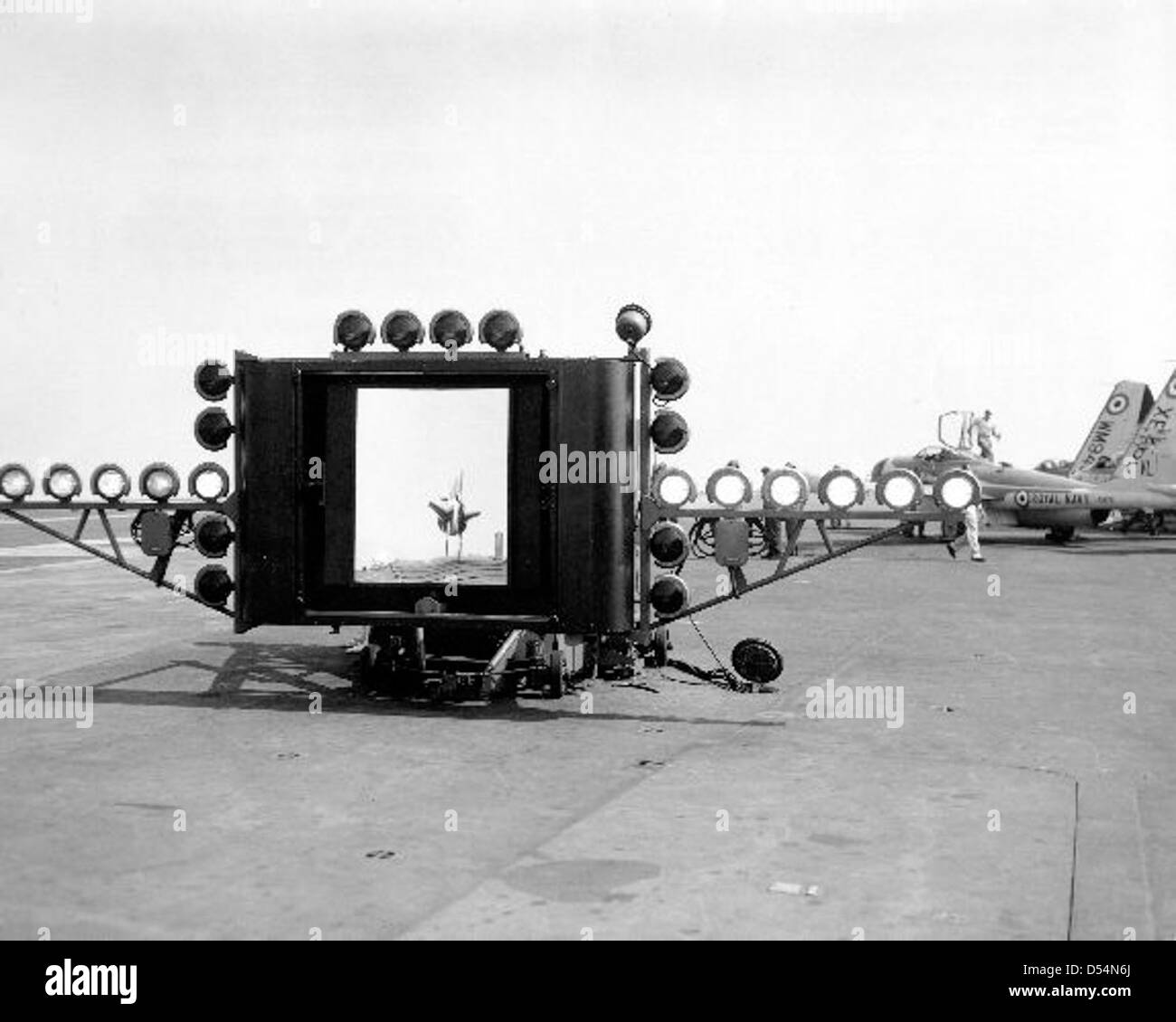 La USS Saratoga (CV-60), una portaerei della US Navy, fu messa in servizio nel 1956 e servì per oltre 30 anni. Ha partecipato a numerose operazioni navali, tra cui la Guerra del Golfo, e fu dismesso nel 1994. Era noto per i suoi significativi contributi all'aviazione navale degli Stati Uniti e alla proiezione di potenza militare. Foto Stock