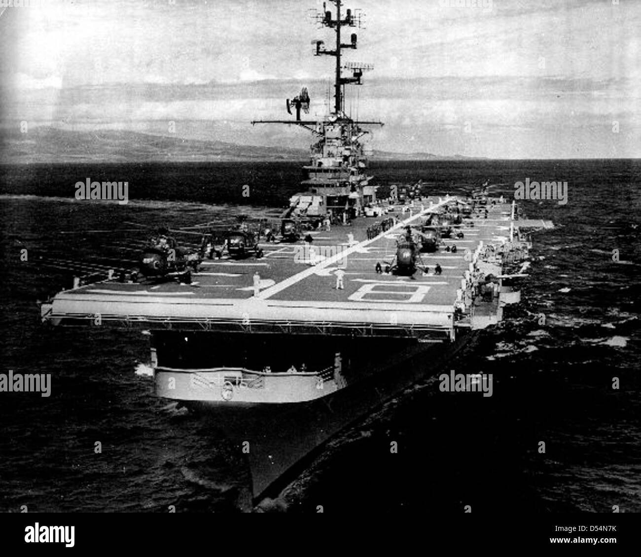 La USS Valley Forge (LPH-8) era una nave d'assalto anfibia della Marina degli Stati Uniti, nota per il suo ruolo nel supporto aereo durante le guerre di Corea e Vietnam. La nave ha fornito il trasporto in elicottero e il supporto logistico per le operazioni militari, contribuendo al successo degli assalti anfibi e delle missioni militari. Foto Stock
