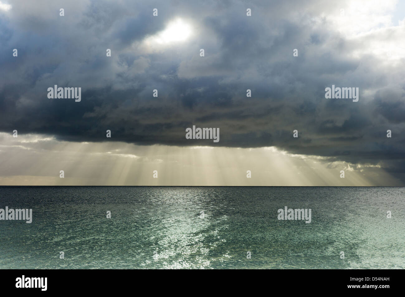 Prora, Germania, raggi di sole che splende attraverso una nube spessa copertura sopra il Mar Baltico Foto Stock